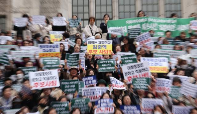 이화여자대학교 총동창회 회원들이 4일 서울 이화여대에서 김준혁 더불어민주당 경기 수원정 후보의 망언을 규탄하며 사퇴를 촉구하는 구호를 외치고 있다. 연합뉴스