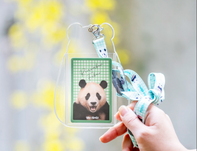 푸바오 포토카드 목걸이. /출처=에버랜드 페이스북