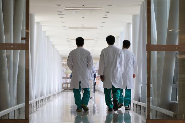 정부의 의대 정원 증원에 따른 의정갈등이 장기화하는 가운데 8일 서울 한 대학병원에서 의료진이 이동하고 있다. 연합뉴스