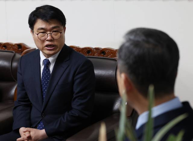 임현택 대한의사협회 회장 당선인이 8일 오후 서울 종로구 천도교중앙대교당을 방문해 주용덕 천도교 교령대행과 면담하고 있다. 연합뉴스