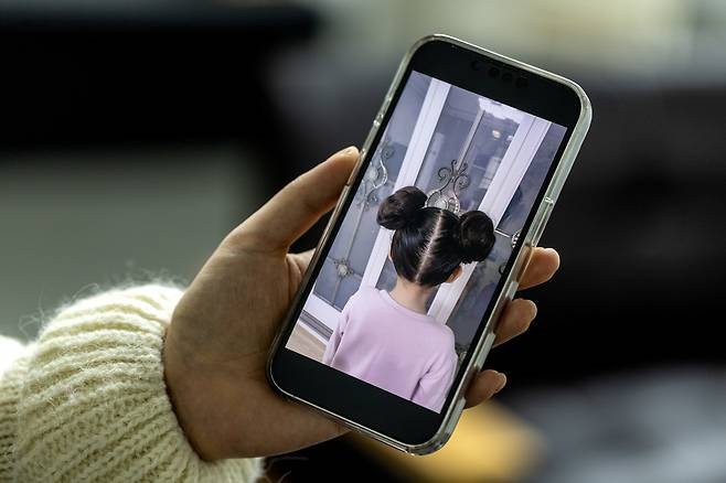 김송이씨는 매일 아침 딸의 머리를 예쁘게 묶어준다. 딸과 함께한 약속을 꾸준히 지키기로 했다. ⓒ시사IN 박미소