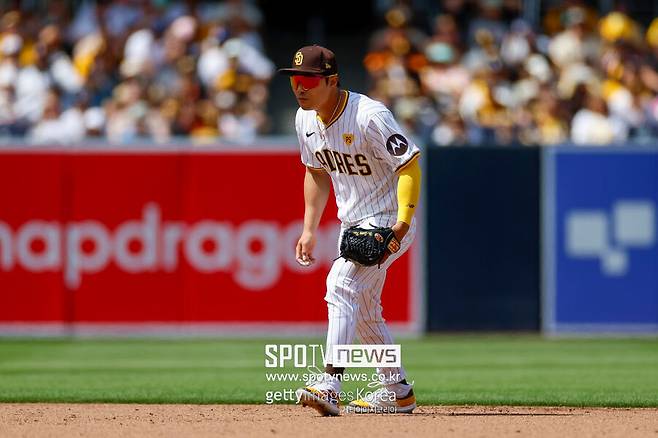 ▲ 김하성은 6회 이정후의 유격수 땅볼 때 1루 송구 실책으로 아쉬움을 남겼다.&nbsp; 김하성은 경기 후 ‘나는 분명히 오늘 패배에 실망했고, 또 실망했다’면서 ‘앞으로 이런 일들이 없기를 바란다. 앞으로 더 많은 경기가 있기 때문에 나는 단지 다음 경기를 위해 최선을 다해 준비하려고 노력할 것’이라고 입을 열었다.&nbsp;