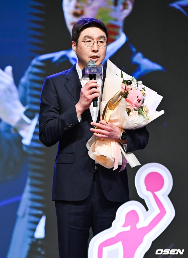 2023~2024 WKBL 시상식에서 지도상을 수상한 김완수 KB스타즈 감독.