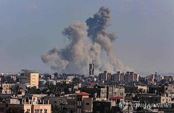 가자지구에서 피어오르는 연기 [라파 AFP=연합뉴스 자료사진]