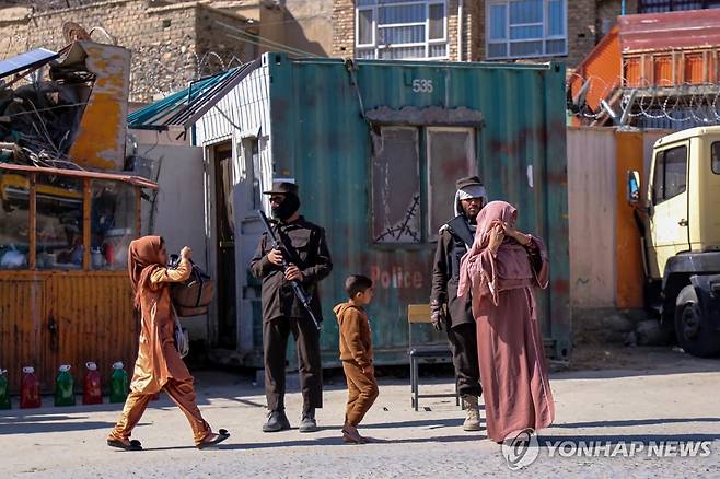 아프간 카불에 배치된 탈레반 보안군 (카불 EPA=연합뉴스) 아프가니스탄 탈레반 보안군이 28일(현지시간) 수도 카불에 배치돼 있다. 2023.08.29 clynnkim@yna.co.kr