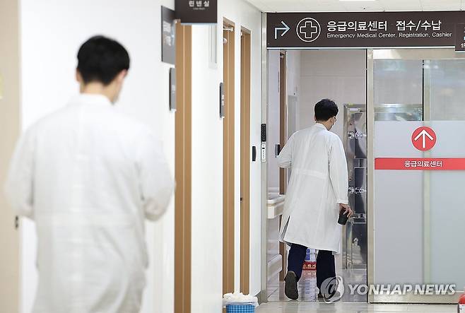 '응급의료센터 향해' (서울=연합뉴스) 김성민 기자