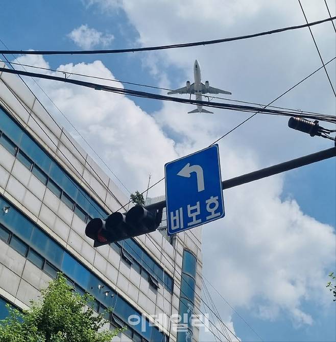 서울 양천구 신월동 주택가 위로 김포공항에 착륙하는 항공기가 지나가고 있다.(사진=이데일리DB)