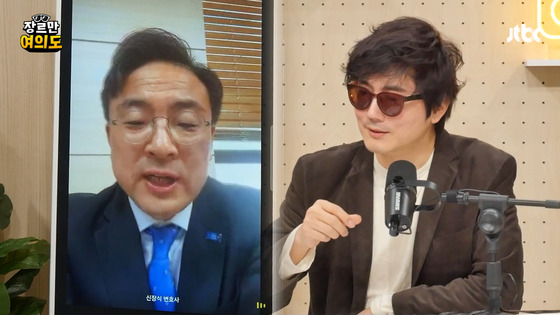 조국혁신당 신장식 후보가 장르만 여의도와 전화 인터뷰를 하고 있다.