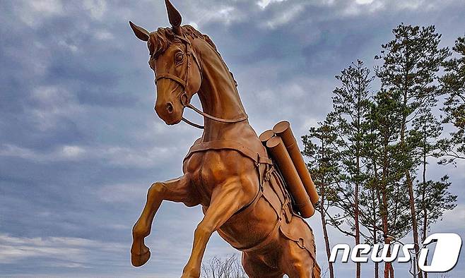 '한국전쟁 영웅'인 '레클리스'(Reckless)의 동상이 고향 제주에도 세워진다. 경기도 연천군 고랑포구 역사공원에 세워진 레클리스 동상.(연천국 시설관리공단 홈페이지 화면 캡쳐)/뉴스1