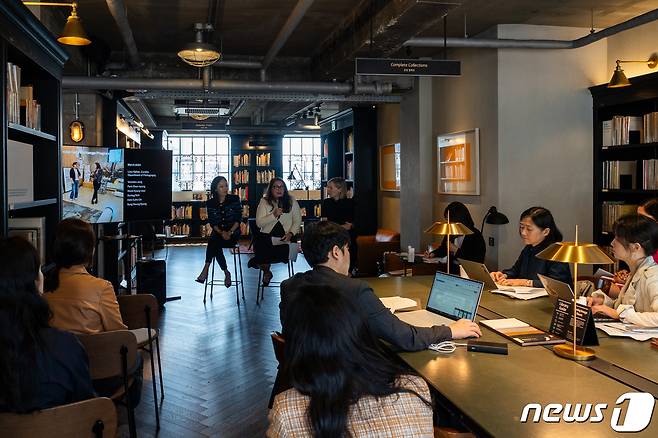 서울 한남동 현대카드 아트라이브러리에서 현대카드와 뉴욕현대미술관 관계자들이 한국 작가 및 큐레이터 발굴 협력 사업에 대해 설명하는 모습. 현대카드 제공.