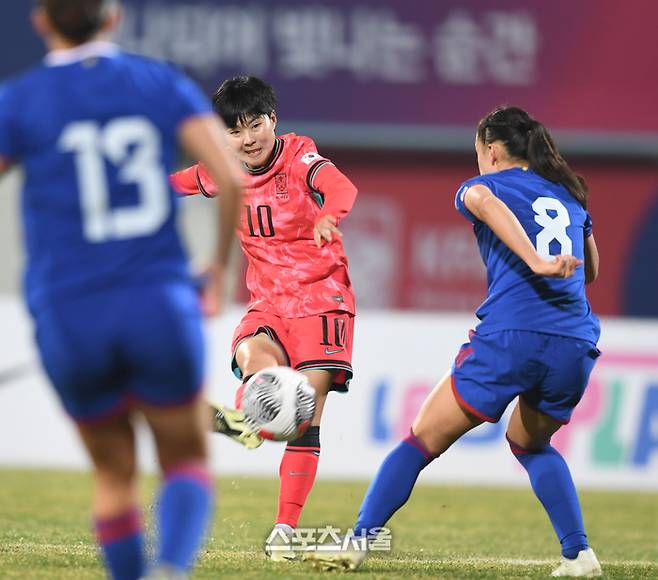 지소연이 8일 이천종합운동장에서 열린 여자축구 국가대표 평가전 필리핀과 경기에서 슈팅을 시도하고 있다. 2024. 4. 8.이천 | 최승섭기자 thunder@sportsseoul.com