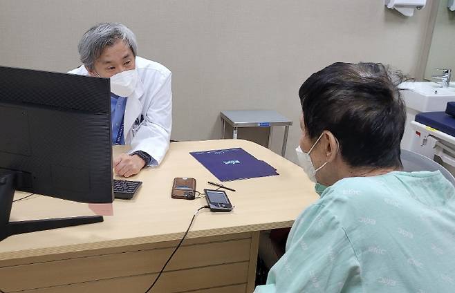 지난 3일 외래를 방문한 최 씨와 주치의 김지일 교수가 진료실에서 대화를 나누고 있다.