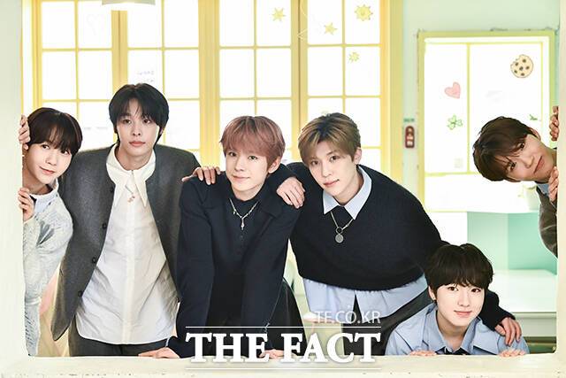NCT WISH 료와 리쿠, 유우시, 시온, 사쿠야, 재희(왼쪽부터)가 3일 오전 서울 성동구 구욱희씨 서울숲 본점에서 열린 라운드 인터뷰에 참석해 포즈를 취하고 있다. /박헌우 기자