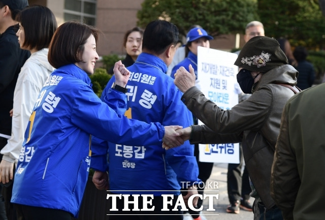 안귀령 더불어민주당 도봉갑 후보가 지난 1일 오후 서울 도봉구 쌍문역 앞에서 주민들과 인사하고 있다. /이새롬 기자