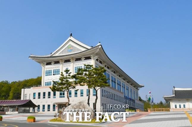 경북 안동의 한 중학교 교장이 6개월간 여교사를 성추행했으나 경북교육청의 늑장 대응으로 2차 가해가 발생한 사실이 드러나 논란이다. 사진은 경상북도교육청 전경./경북도교육청