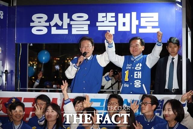 이재명 더불어민주당 대표와 강태웅 용산구 후보가 9일 오후 서울 용산역 광장에서 열린 정권심판·국민승리 총력 유세에서 지지를 호소하고 있다. /뉴시스