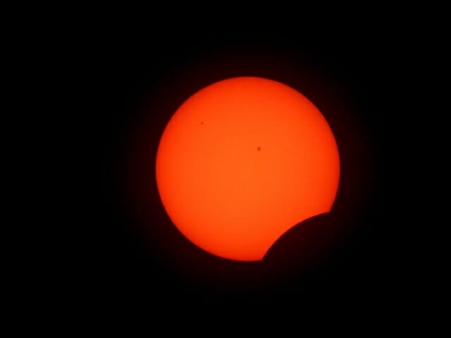 미국 맨하튼에서 촬영된 사진. 태양이 달에 가려지기 전의 모습으로, 태양 안에 몇 개의 흑점이 보인다. (사진=엑스 @BirdCentralPark)