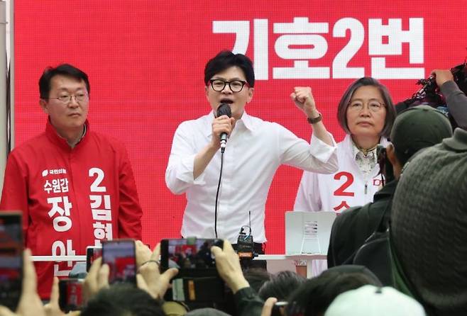 국민의힘 한동훈 비상대책위원장이 8일 수원시 장안구에서 김현준, 홍윤오, 이수정 후보와 집중유세를 하고 있다. [이미지출처=연합뉴스]