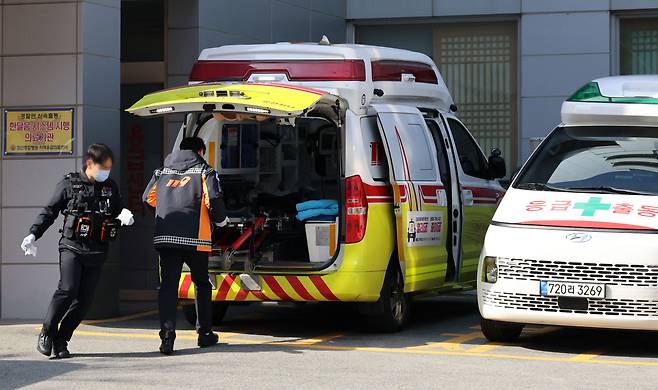 지난 26일 광주 광산구 한 2차 병원 응급실 앞에서 환자를 이송한 119구급대가 분주하게 움직이고 있다. 기사 내용과 무관한 사진./연합뉴스