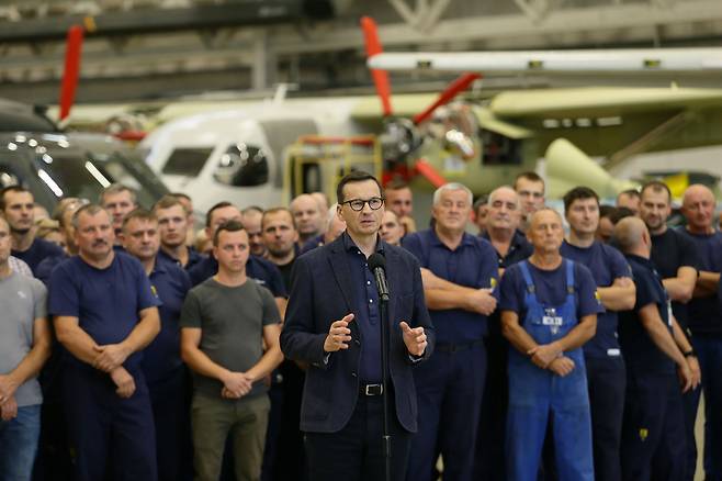 폴란드 총리 마테우스 모라비에츠키(가운데)가  2일 폴란드 남동부 미엘레츠에서 열린 폴란드 항공사 직원들과 여당 회의에서 연설하고 있다./EPA 연합뉴스