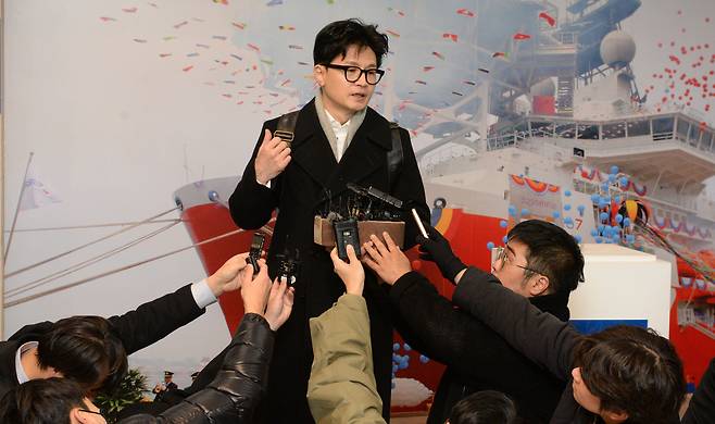 한동훈 법무부 장관이 24일 울산 동구 HD현대중공업을 방문, 문화관 로비에서 기자들의 질문에 답하고 있다. 2023.11.24. /뉴시스