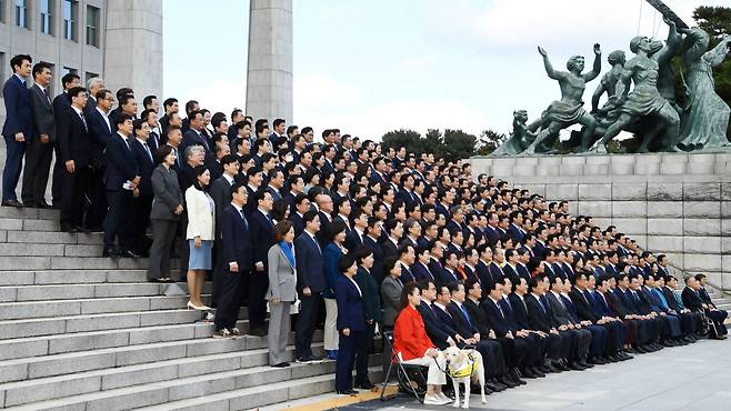 2021년 11월 11일 박병석 국회의장을 비롯한 21대 국회 여야 의원들이 국회 본청 앞 계단에서 단체 기념촬영을 하고 있다.  2021.11.11/ 남강호 기자