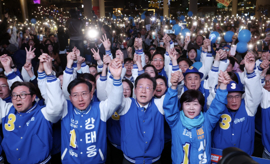 더불어민주당 이재명 대표 등이 9일 용산역 앞 광장에서 열린 '정권심판, 국민승리 총력 유세'에서 퍼포먼스를 하고 있다. 연합뉴스