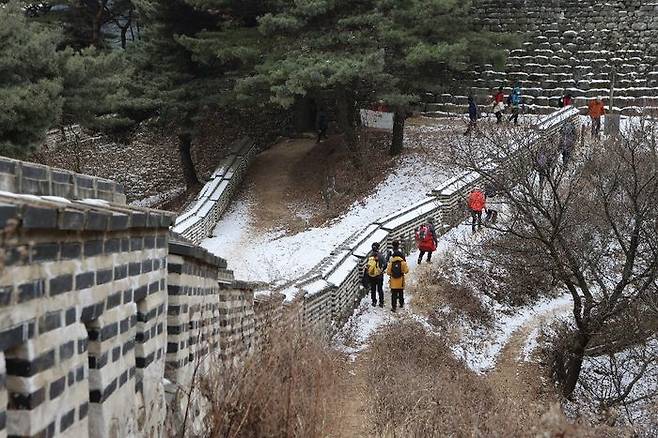 남한산성 주변을 등산하는 시민들