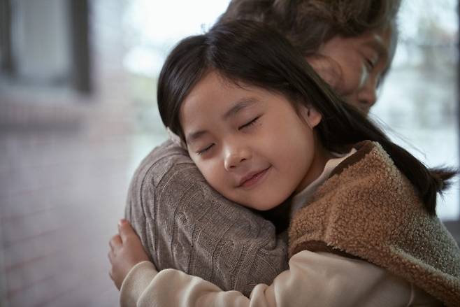 포옹과 마사지 등 신체 접촉은 아기와 어른을 가리지 않고 통증이나 우울증, 불안 해소에 도움이 된다. 게티이미지뱅크
