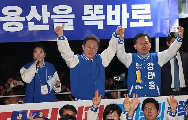 이재명 더불어민주당 대표가 22대 국회의원 선거 유세 마지막 날인 9일 오후 서울 용산역 광장에서 유권자들에게 지지를 호소하고 있다. 김봉규 선임기자 bong9@hani.co.kr