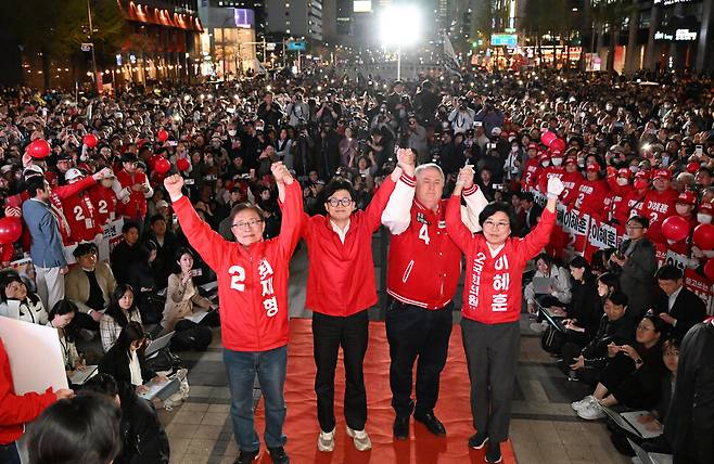 한동훈 국민의힘 비상대책위원장이 9일 오후 서울 중구 청계광장에서 열린 ‘국민의힘으로 대한민국 살리기’ 제22대 총선 파이널 총력유세에서 시민들에게 지지를 호소하고 있다. 공동취재사진