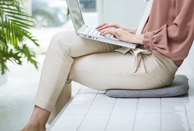 다리를 꼬는 습관은 골반과 허리 건강에 치명적이다./사진=클립아트코리아