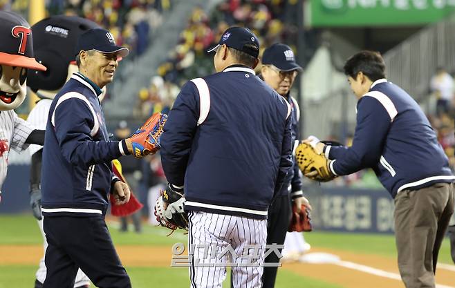 2023 KBO 프로야구 포스트시즌 LG 트윈스와 KT 위즈의 한국시리즈 5차전 경기가 13일 오후 서울 잠실야구장에서 열렸다. 경기 전 김성근 전 감독이 김응용, 김인식 전 감독과 함께 시구를 하고 시포를 한 박경완 코치와 악수하고 있다. 잠실=김민규 기자 /2023.11.13/