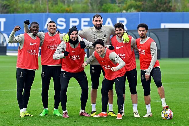 9일 PSG가 게시한 훈련 중인 PSG 선수단과 이강인의 모습. 사진=PSG