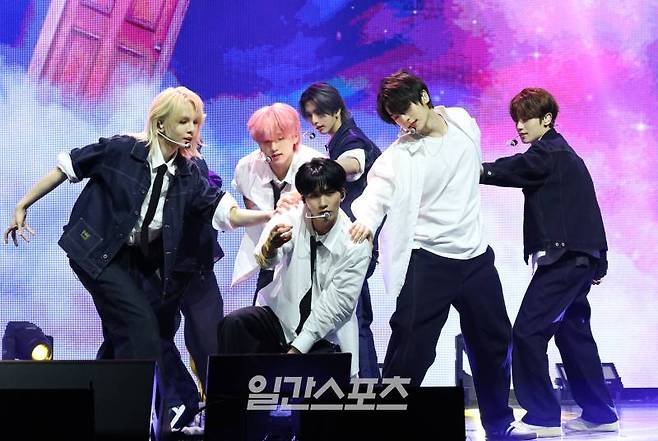 그룹 이펙스(EPEX) 뮤, 위시, 제프, 에이든, 금동현, 아민, 예왕, 백승이 9일 오후 서울 용산구 블르스퀘어 마스터카드홀에서 열린 첫 번째 정규앨범 '소화(韶華) 1장 : 청춘 시절' 발매 기념 쇼케이스에 참석해 타이틀곡 무대를 선보이고 있다. 타이틀곡 '청춘에게'(Youth2Youth)는 이펙스의 진솔하면서도 독창적인 화법이 돋보이는 곡이다. 서병수 기자 qudtn@edaily.co.kr /2024.04.09/