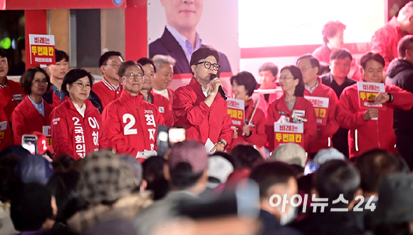 한동훈 국민의힘 총괄선거대책위원장이 9일 오후 서울 중구 청계광장에서 열린 '국민의힘으로 대한민국살리기' 제22대 총선 파이널 총력유세에서 시민들에게 지지를 호소하고 있다. [사진=곽영래 기자]