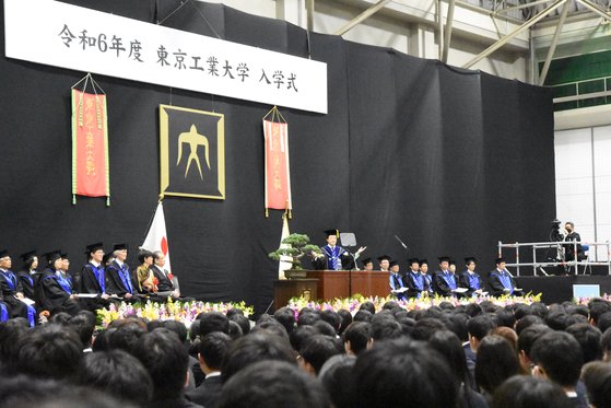 지난 3일 열린 도쿄공업대 입학식에서 마스 가즈야 총장이 영어로 축사를 하고 있다. 오누키 도모코 특파원