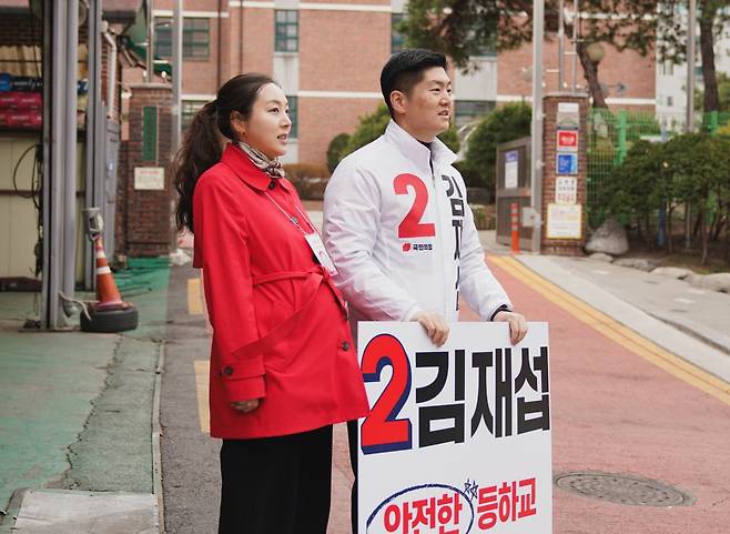 김재섭 서울 도봉갑 국민의힘 후보가 만삭의 아내와 함께 인사하고 있다. / 사진=김재섭 캠프