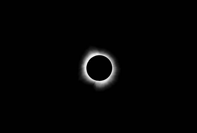 8일(현지시간) 미국 미주리주 사익스턴에서 관측된 개기일식 장면. 태양과 지구 사이에 달이 끼어들면서 생기는 천체 현상이다. AP연합뉴스