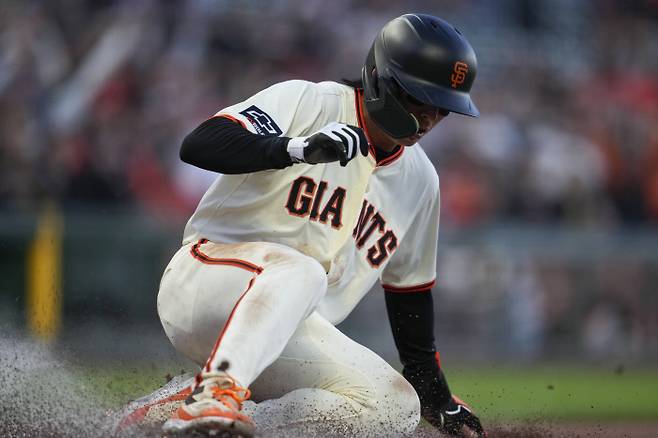 바람처럼 샌프란시스코 이정후가 9일 워싱턴과의 홈경기 1회말 라몬테 웨이드 주니어의 2루타 때 좌익수 송구 실책을 틈타 1루에서 홈까지 들어와 득점하고 있다. 샌프란시스코 | AP연합뉴스