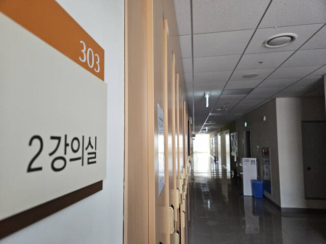 인천 남동구 구월동의 가천대 의과대학 3층 복도에 불이 다 꺼져있다. 경기일보DB