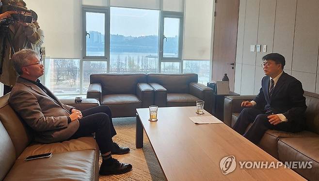 지난달 27일 용산구 의협 회관에서 임현택 당선인(오른쪽)과 김택우 비대위원장이 대화하는 모습. /연합뉴스 자료