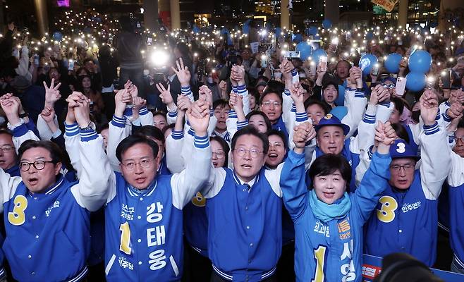 이재명 더불어민주당 대표(왼쪽 셋째)가 9일 서울 용산역광장에서 열린 '정권심판·국민승리 총력유세'에서 강태웅 후보(왼쪽 둘째), 서영교 후보(왼쪽 넷째)와 지지자들의 손을 잡고 총선 전 마지막 유세를 펼치고 있다. 한주형 기자