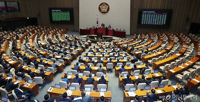 30일 오후 서울 여의도 국회에서 열린 본회의에서 주택임대차보호법 일부개정법률안(대안)이 가결되고 있다.