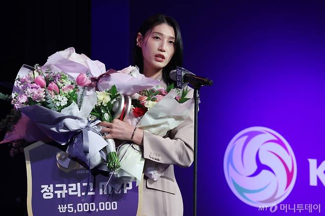 8일 오후 서울 서초구 더케이호텔에서 열린 2023~2024 V-리그 시상식에서 흥국생명 김연경이 여자부 정규리그 MVP를 수상한 뒤 소감을 말하고 있다. /사진=뉴시스