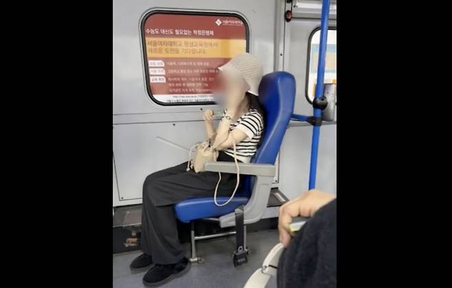 A씨가 첨부한 영상 캡처본. B씨가 어디론가 통화하는 듯한 모습./사진=온라인 커뮤니티 갈무리