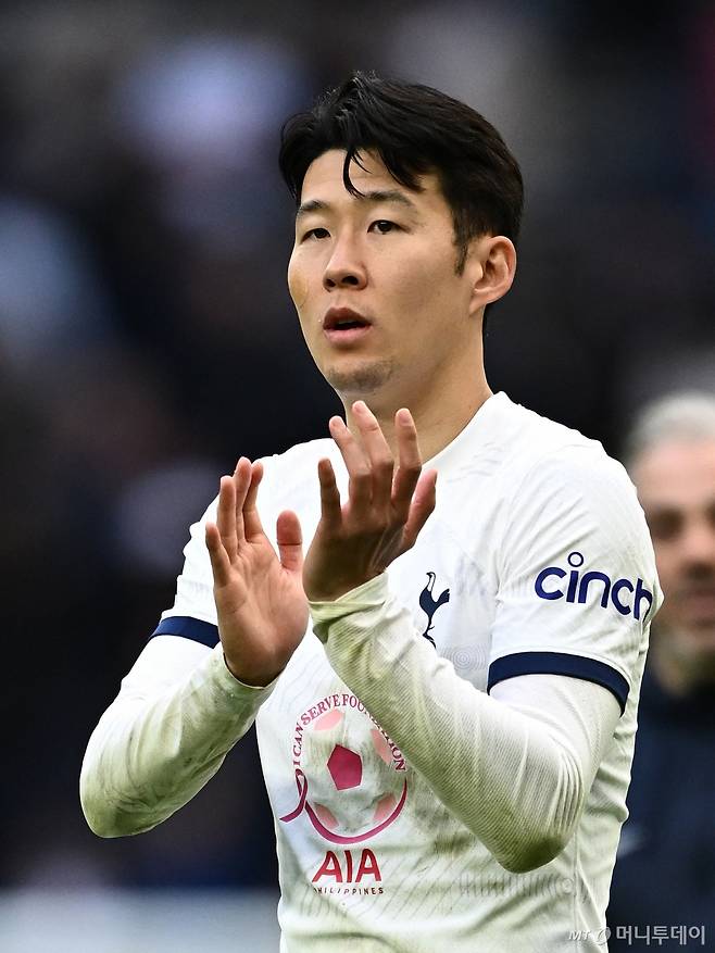 잉글랜드 프리미어리그(EPL) 토트넘 홋스퍼의 손흥민이 지난달 31일(한국시간) 영국 런던의 토트넘 홋스퍼 스타디움에서 열린 루턴 타운과의 리그 경기를 승리로 마친 뒤 관중들에게 인사하는 모습. /2024.03.31. /로이터=뉴스1