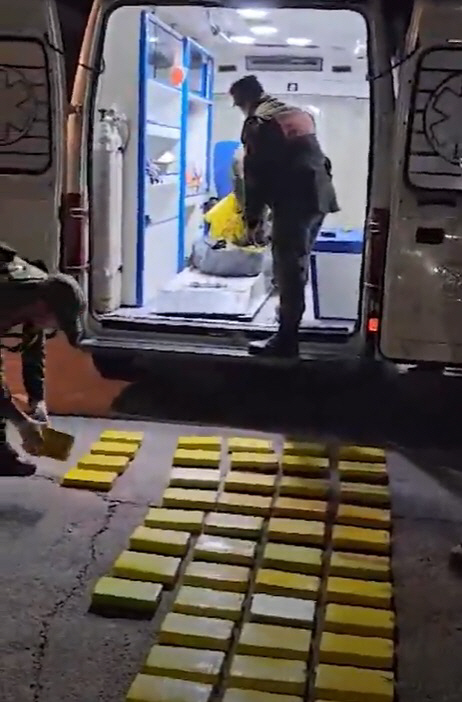아르헨티나 헌병대가 구급차에 숨겨져있던 코카인을 바깥으로 꺼내고 있다. 클라린 보도화면 캡처.
