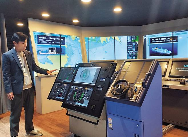 지난달 28일 대전시 삼성중공업 대덕연구소 디지털동에서 김성준 삼성중공업 자율항해파트 프로(부장)가 ‘자율운항 선박 조종석’에 대해 설명하고 있다. 한영대 기자