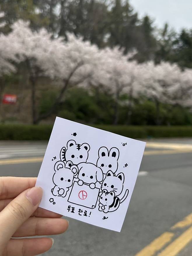 [서울=뉴시스] 제22대 국회의원 선거를 하루 앞두고 MZ세대 사이에서 이색 투표 인증샷이 화제를 모으고 있다. 사전 투표를 완료한 뒤 찍은 투표 인증사진. (사진=X 쨘이) *재판매 및 DB 금지